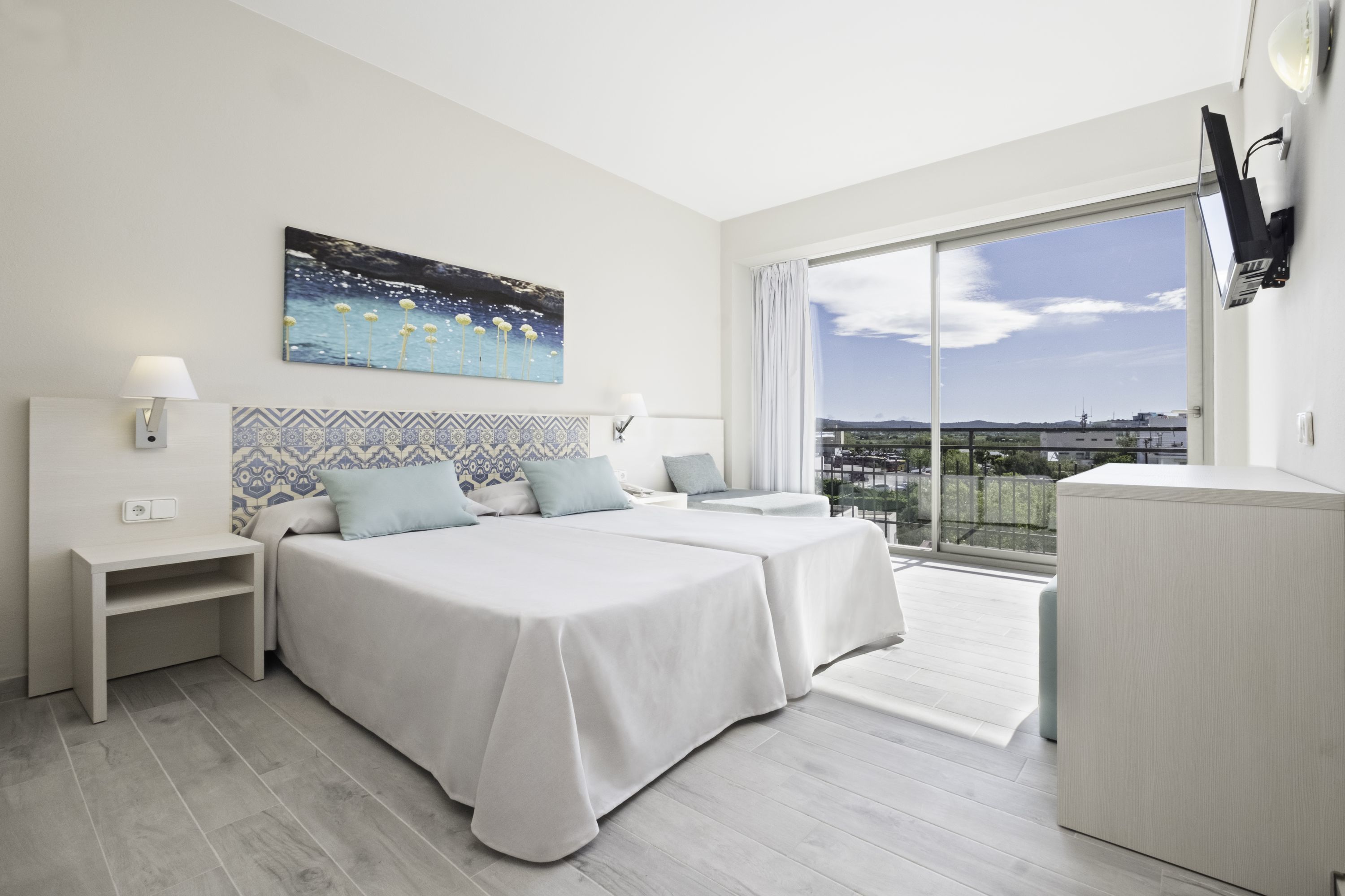 Standard Double Room | Desk, blackout curtains, bed sheets