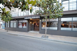 A hotel entrance with a modern facade, a visible entrance, and a tree in front. - Azuline Hotel Llevant (Sant Antoni de Portmany)