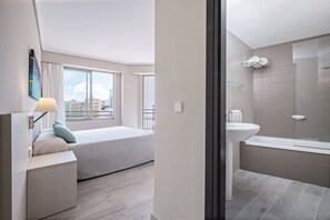 Standard Double Room | Meja, langsir/tirai gelap terus, cadar katil 