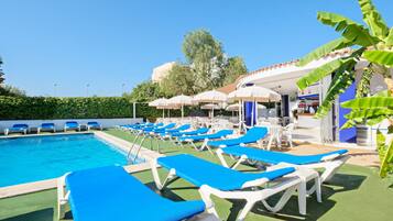 Außenpool, Sonnenschirme, Liegestühle