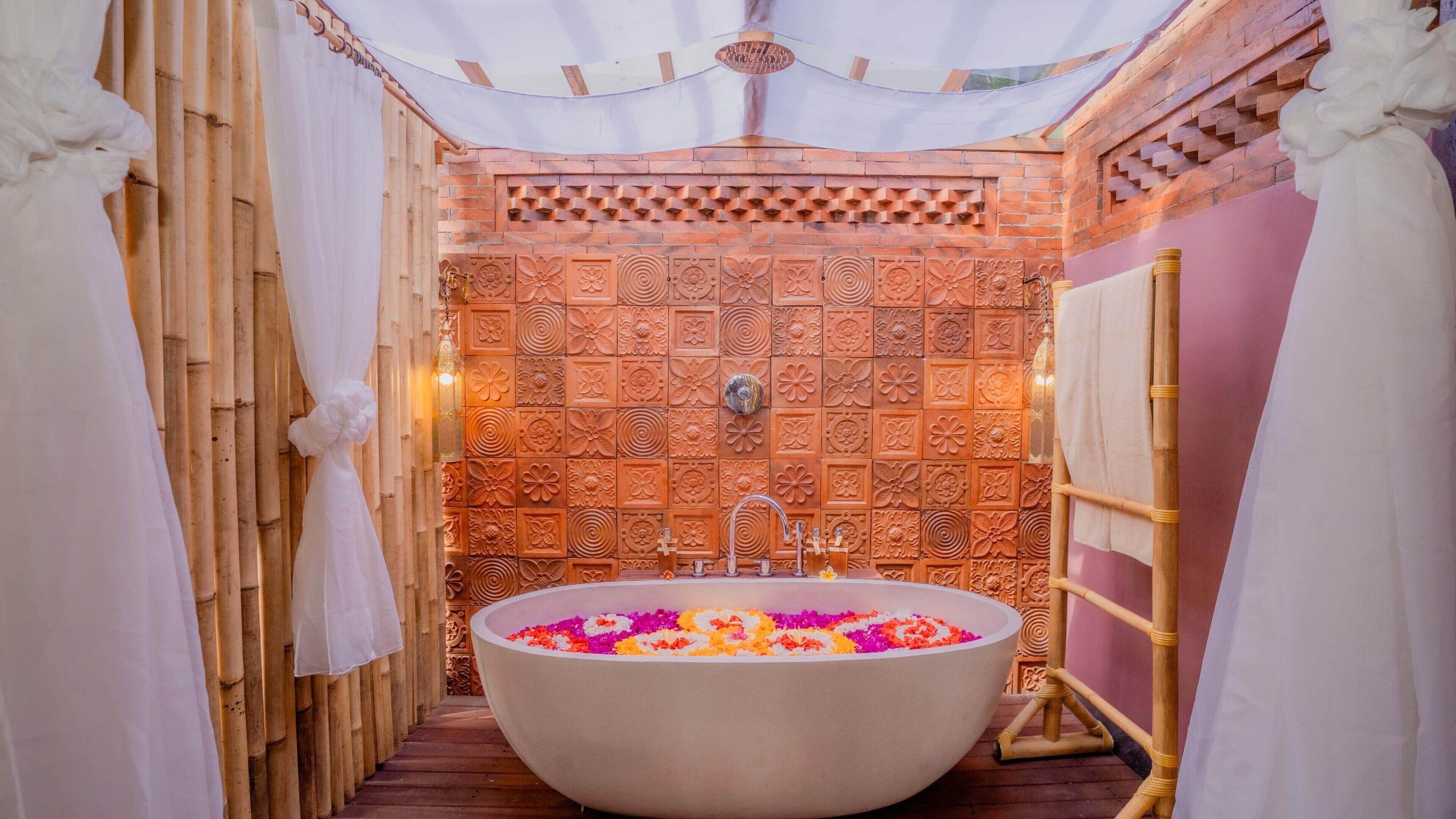 couples treatment room(s), sauna, hot tub, hot springs/mineral springs