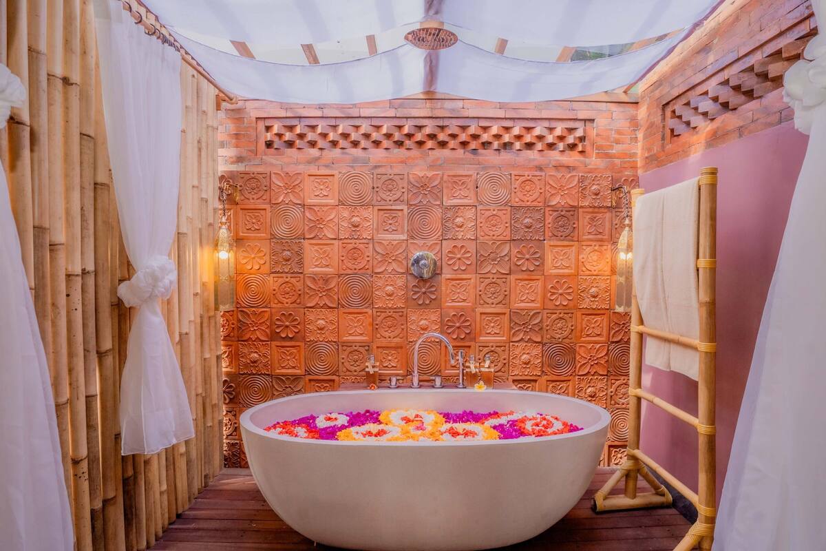 couples treatment room(s), sauna, hot tub, hot springs/mineral springs