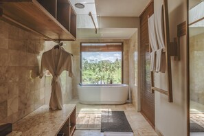 Suite Deluxe (Rice Terrace View) | Baño | Artículos de higiene personal de diseño, secador de pelo y albornoces