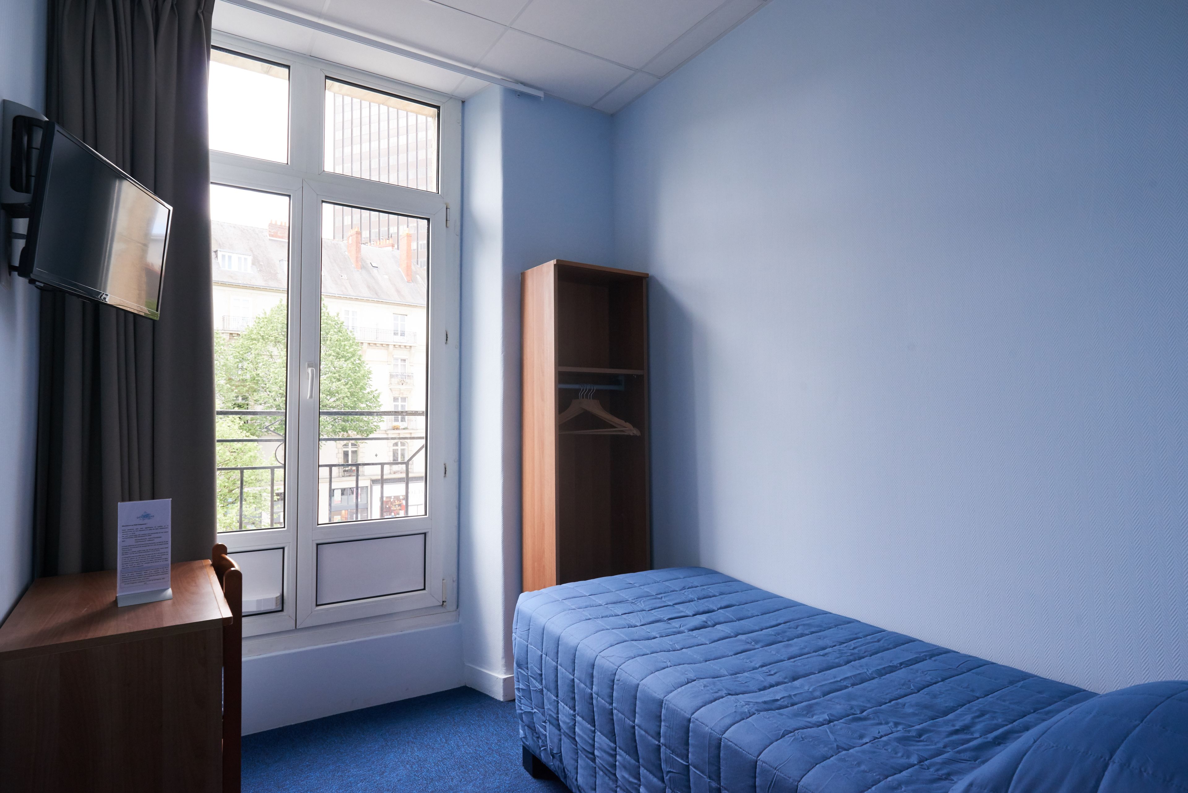 single room | desk, soundproofing, free wifi, bed sheets