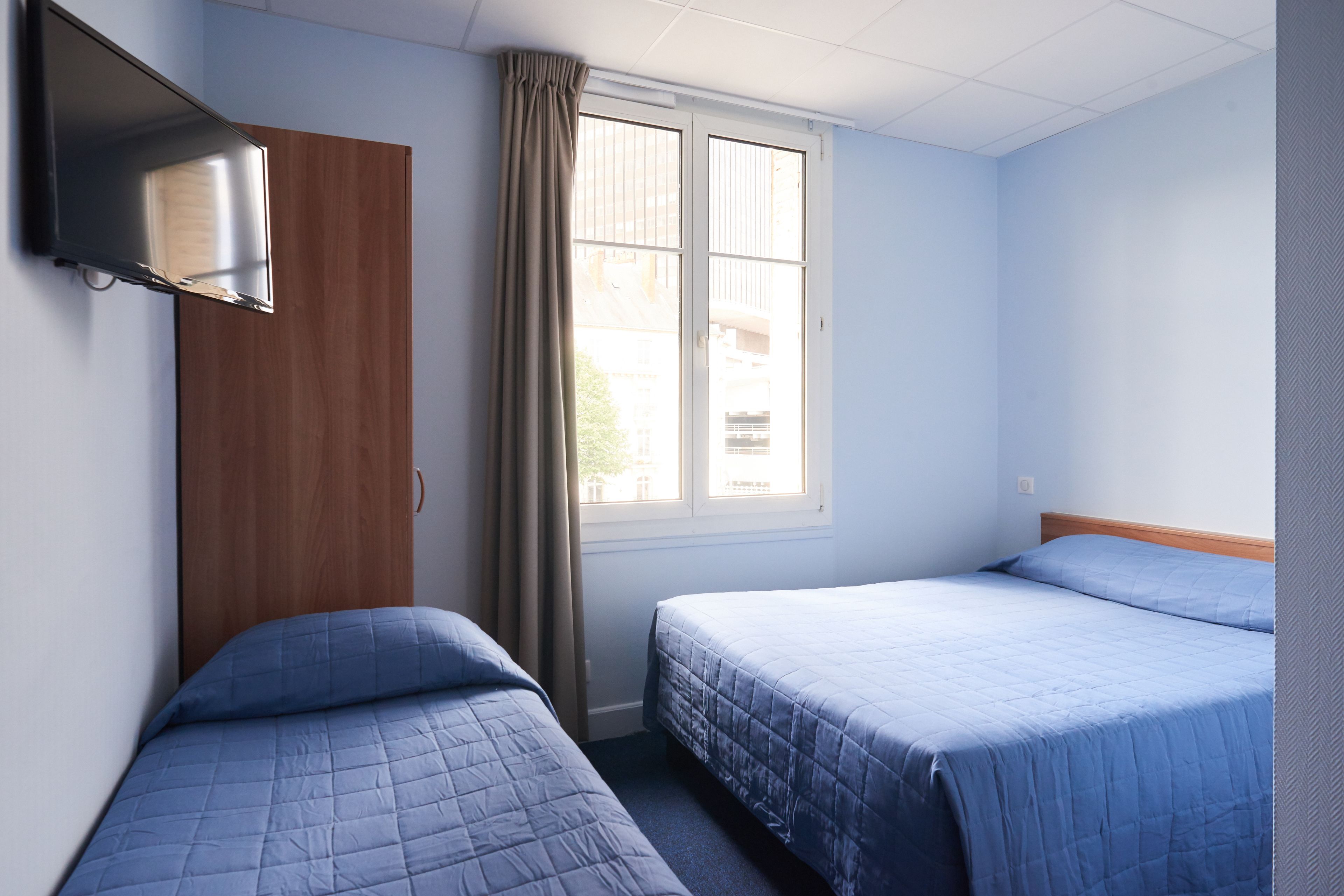 triple room | desk, soundproofing, free wifi, bed sheets