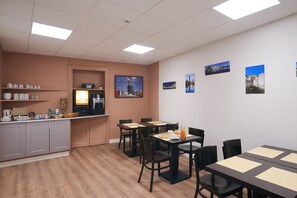 Daily continental breakfast for a fee - Hôtel Le Petit Duquesne (Nantes)