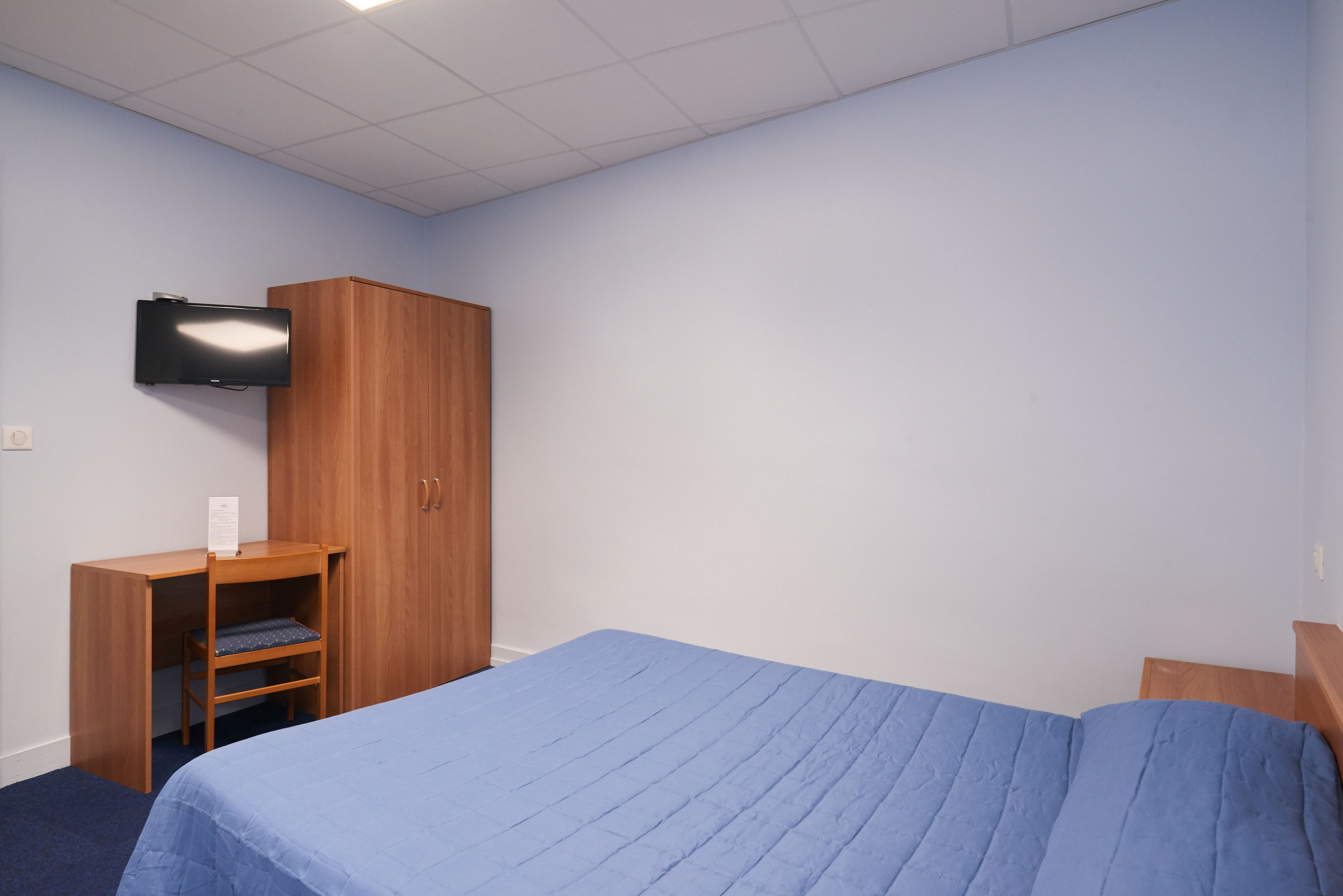 desk, soundproofing, free wifi, bed sheets