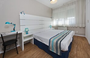 Individually furnished, blackout drapes, free WiFi, bed sheets - Estudios Aranzazu (Santander)