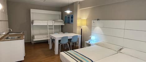 Muebles diferentes, cortinas blackout, wifi gratis y ropa de cama