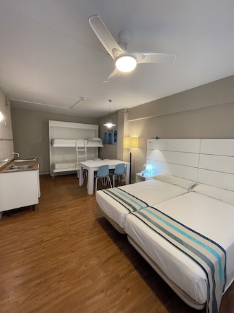 Muebles diferentes, cortinas blackout, wifi gratis y ropa de cama