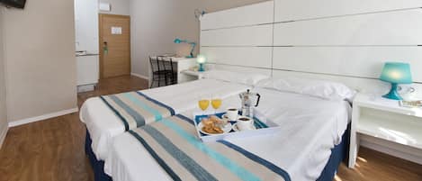 Mobiliari individual, cortines opaques, wifi gratuïta i roba de llit