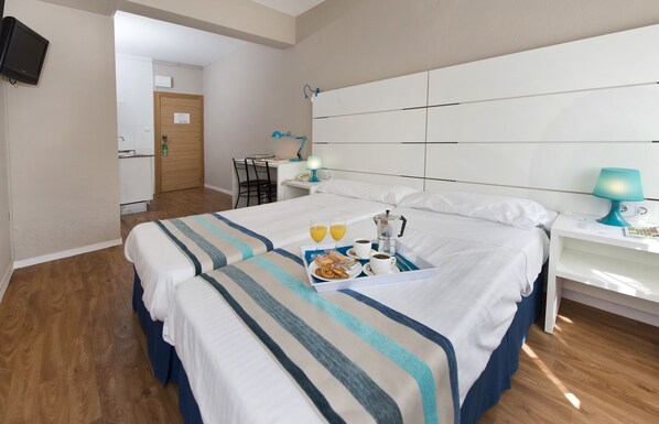 Muebles diferentes, cortinas blackout, wifi gratis y ropa de cama 