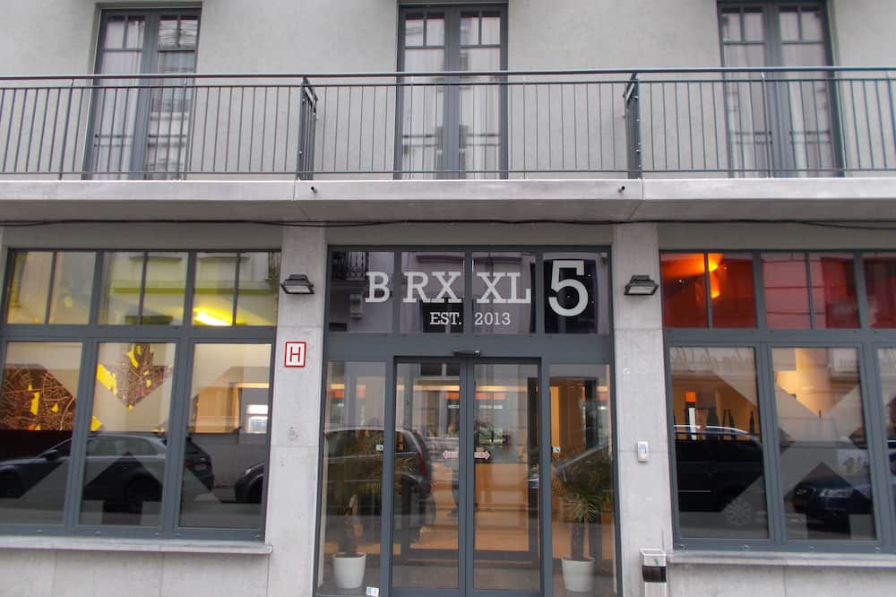 BRXXXL5 - Hostel