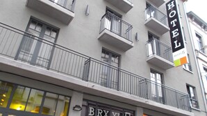 A hotel building with a sign reading "BRXXL5" and "HOTEL" on the facade. - BRXXXL5 - Hostel (Brussels)