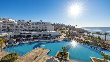 4 albercas al aire libre