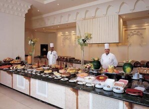 Sarapan bufet setiap hari (USD 8 seorang) 