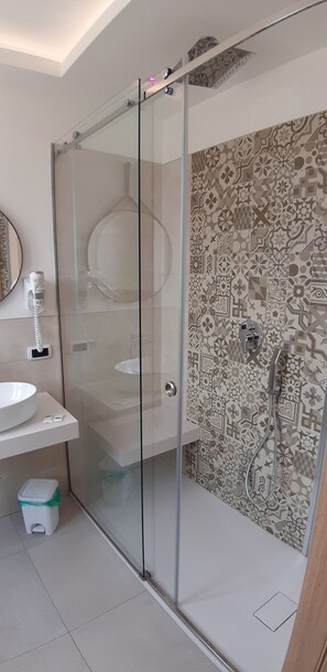 Triple Room | Bathroom | Shower, free toiletries, hair dryer - Villa Cerniglia (Cefalù)