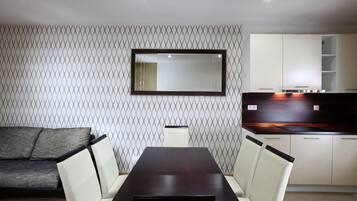 Apartemen Superior, 2 kamar tidur (With Private Parking) | Makan di kamar