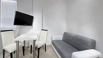 Studio (With Private Parking) | Area keluarga | TV layar datar dan pemutar DVD