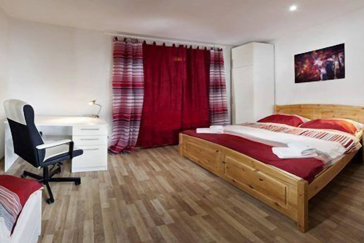 Deluxe Apartment, 2 Bedrooms (With Private Parking) | Desk, iron/ironing board, free cots/infant beds, free WiFi