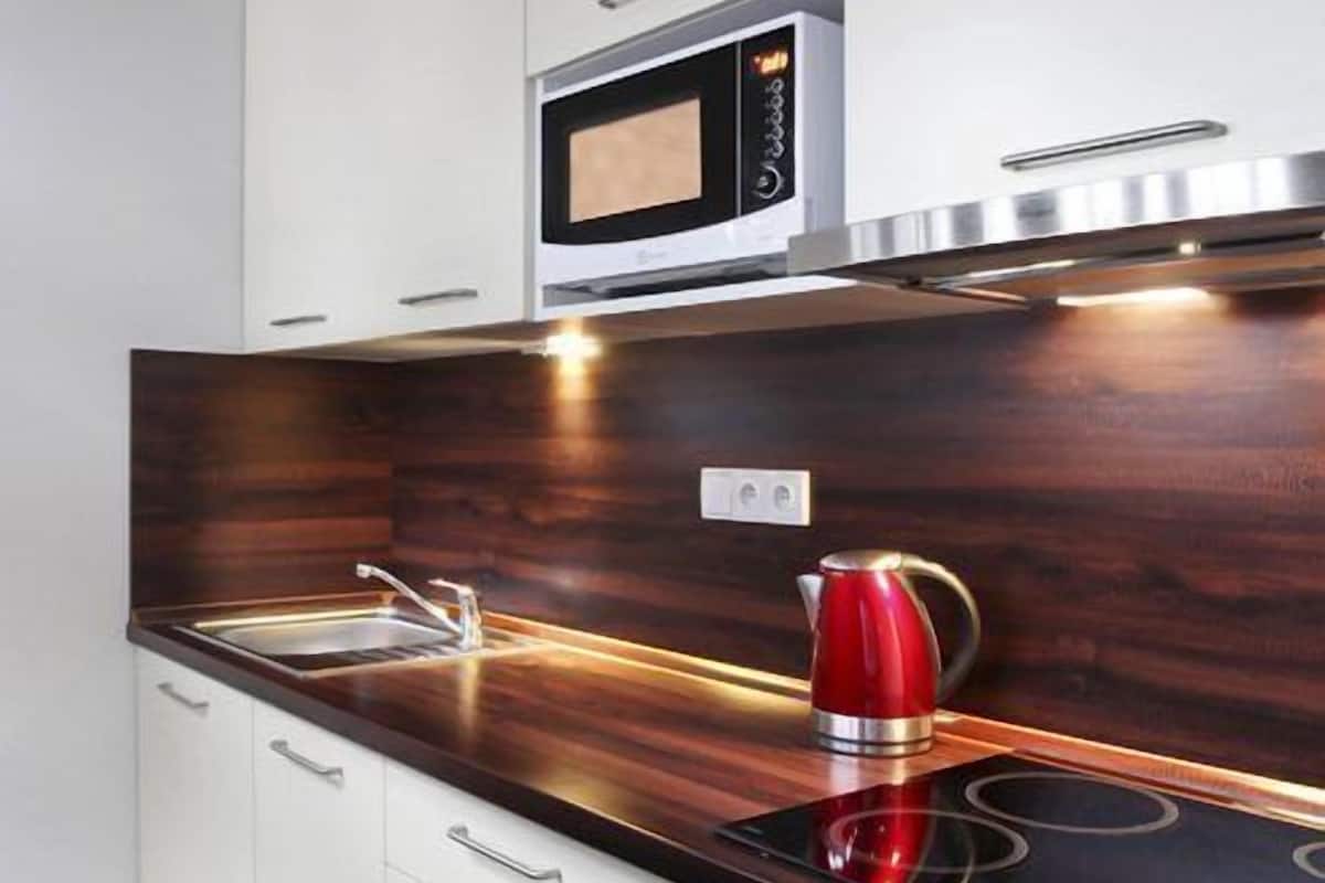 Studio (With Private Parking) | Private kitchen | Full-sized fridge, microwave, stovetop, coffee/tea maker