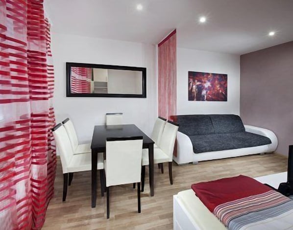 Deluxe Apartment, 2 Bedrooms (With Private Parking) | Living area