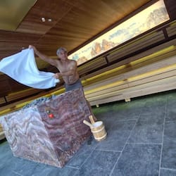 Sauna, hot tub, steam room, Turkish bath/hammam, body treatments