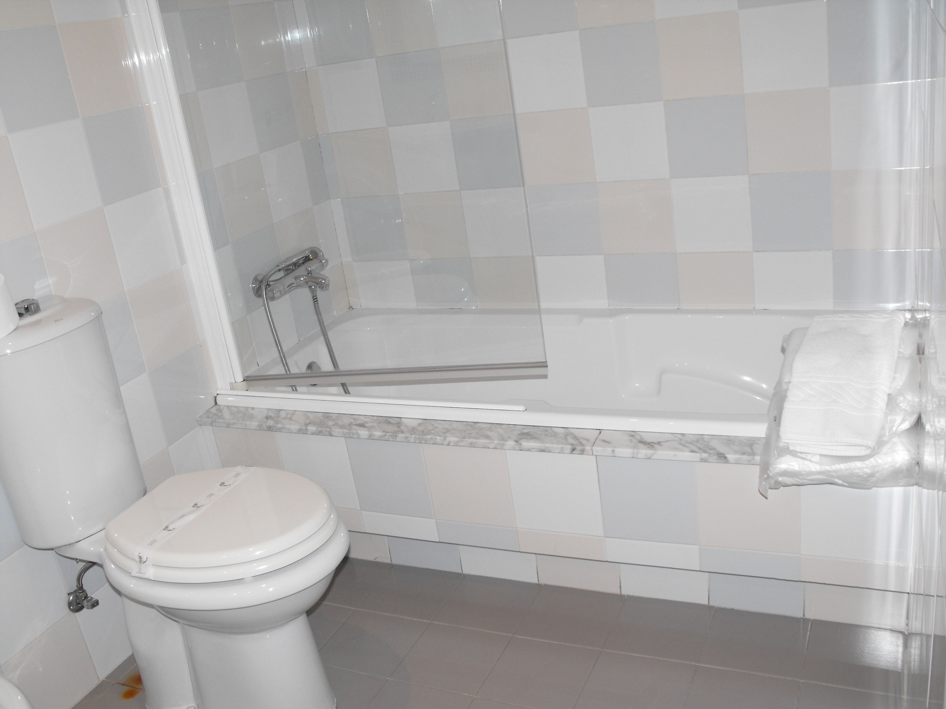 triple room | bathroom | free toiletries, hair dryer, towels