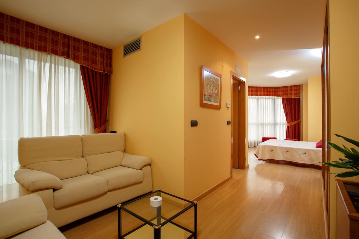 Suite | In-room safe, blackout drapes, soundproofing, iron/ironing board