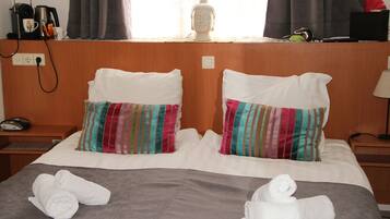 Eenvoudige tweepersoonskamer, 2 eenpersoonsbedden | Donzen dekbedden, een kluis op de kamer, individueel gedecoreerd