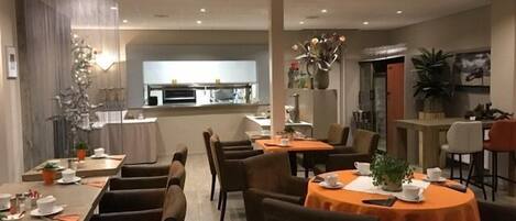 Petit déjeuner buffet (14.50 EUR par personne)