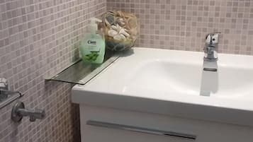 Basic-Zimmer | Waschbecken im Bad