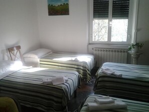 Triple Room | Bed sheets - Hotel Massena (Genoa)