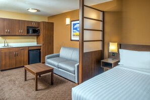 Desk, blackout curtains, iron/ironing board, free cots/infant beds - Microtel Inn & Suites by Wyndham Red Deer (Red Deer)