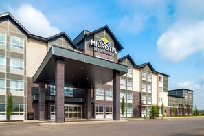 Exterior - Microtel Inn & Suites by Wyndham Red Deer (Red Deer)