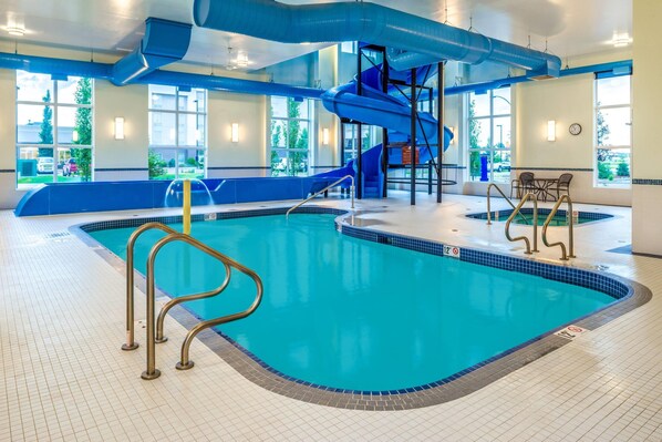 Indoor pool - Microtel Inn & Suites by Wyndham Red Deer (Red Deer)