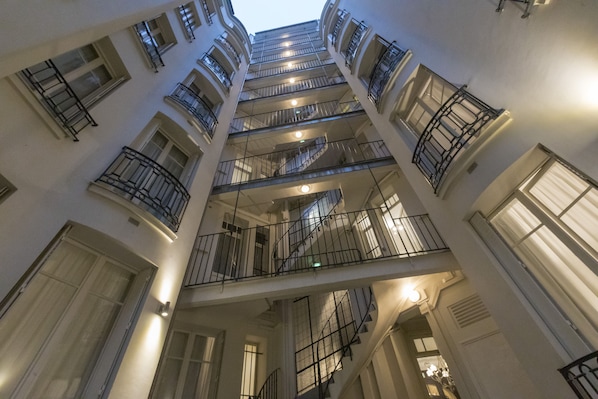 Fassade der Unterkunft – Abend/Nacht