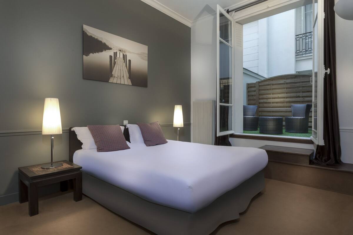 Premium bedding, in-room safe, desk, soundproofing