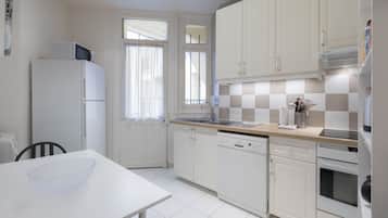 Classic Apart Daire, 2 Yatak Odası, 2 Banyolu | Özel mutfak | Buzdolabı, mikrodalga fırın, set üstü ocak, bulaşık makinesi
