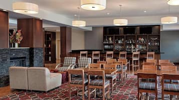 Serveert ontbijt, lunch, diner, regionale gerechten
