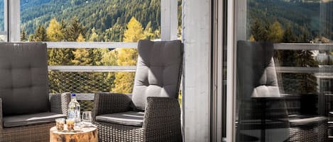 Dobbeltrom – premium, 2 enkeltsenger, fjellutsikt | Sengetøy av topp kvalitet, safe på rommet, skrivebord og lydisolert