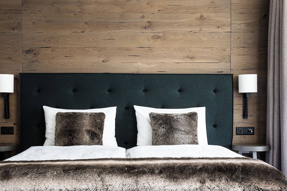 Ropa de cama de alta calidad y caja de seguridad en la habitación