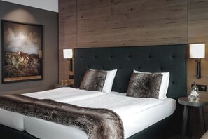 Comfort tweepersoonskamer, 2 eenpersoonsbedden | Luxe beddengoed, een kluis op de kamer, een bureau, een laptopwerkplek
