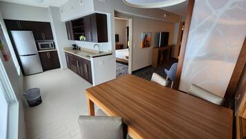 Suite, 1 cama King size | Cocina privada | Refrigerador, microondas y cafetera y tetera
