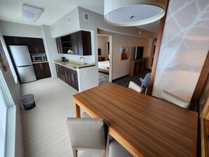 Suite, 1 letto king | Cucina privata | Frigorifero, microonde, macchina per tè/caffè