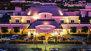 A multi-story hotel with a prominent sign reading "Hollywood Casino."