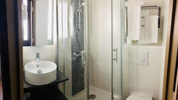 Kamar Double | Kamar mandi | Shower, perlengkapan mandi gratis, pengering rambut, dan handuk