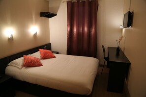 Desk, soundproofing, free WiFi, bed sheets