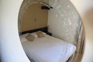 Double Room | Room amenity - Hôtel Les Beaux Soleils (Osny)