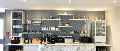 Petit déjeuner (6.90 EUR par personne)